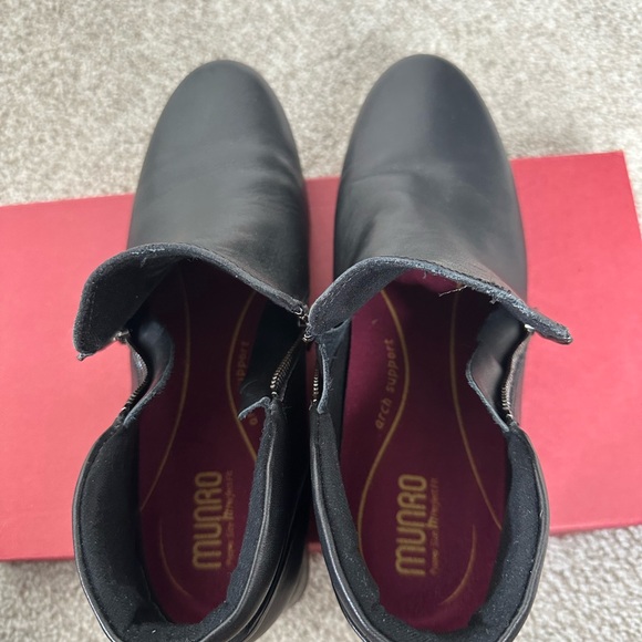 Munro Black Leather Ladies Booties, size 9 - Picture 6 of 6